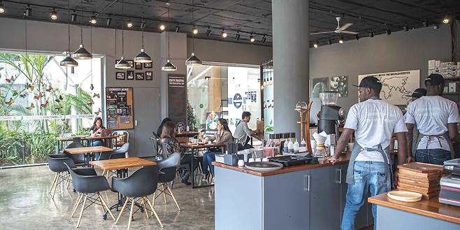 한국 사업가가 케냐에 설립한 커넥트커피(Connect Coffee)의 치로모 지점.  커넥트커피 누리집