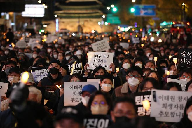 촛불 행동 회원과 시민들이 5일 오후 서울 지하철 시청역 앞에서 열린 이태원 참사 희생자 추모 촛불집회에서 촛불을 들고 희생자들을 추모하고 있다. 신소영 기자