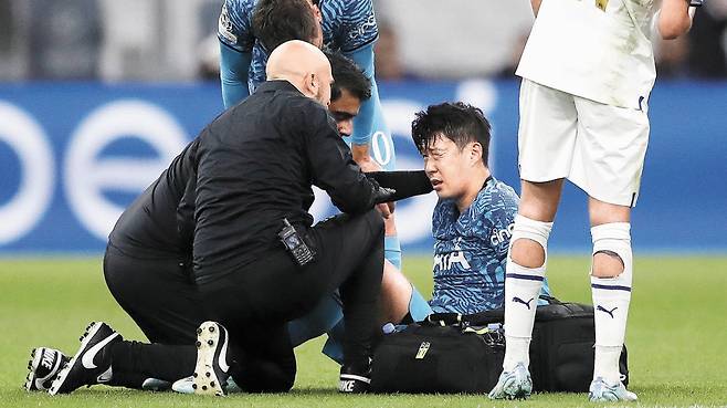 얼굴 부상을 당한 손흥민(가운데). 다행히 수술은 성공적으로 끝난 것으로 전해졌다. EPA=연합뉴스
