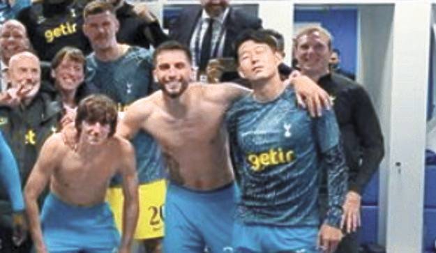 부상당한 뒤 라커룸에서 동료들과 기념사진을 찍은 손흥민(오른쪽 둘째). 사진 호이비에르 인스타그램