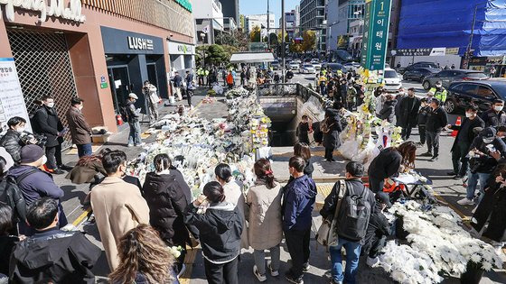 4일 서울 용산구 이태원역 1번 출구 앞 참사 추모 공간을 찾은 시민들이 희생자들을 추모하고 있다. 연합뉴스