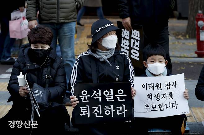 이태원 참사 국가 애도기간 마지막 날인 5일 서울 시청역 일대에서 촛불승리전환행동과 시민들이 이태원 참사 희생자를 추모하는 촛불 집회를 열고 있다. 문재원 기자