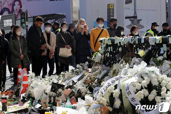 5일 오후 서울 용산구 이태원역 1번출구에 마련된 이태원 참사 추모공간을 찾은 시민들이 추모를 하고 있다. /사진=뉴스1