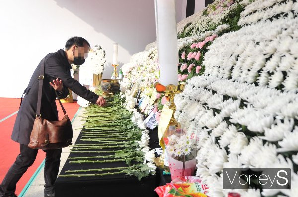 이태원 참사와 관련한 국가애도기간이 5일 마무리 하는 가운데 재발방지대책에 대해 본격 논의가 이뤄진다. 사진은 지난 3일 서울 중구 서울광장 이태원 사고 사망자 합동분향소를 방문한 추모객. /사진=장동규 기자