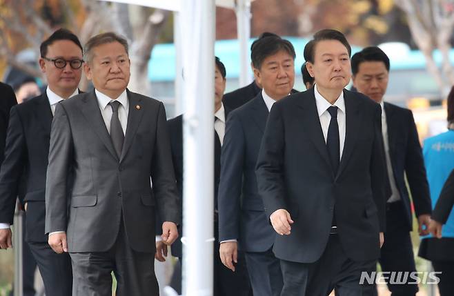 [서울=뉴시스] 전신 기자 = 윤석열 대통령이 3일 서울광장에 마련된 이태원 사고 사망자 합동분향소에서 헌화를 위해 이동하고 있다. 2022.11.03. photo1006@newsis.com