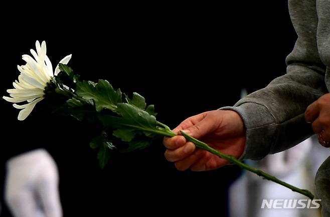 [대구=뉴시스] 이무열 기자 = 31일 오후 대구 달서구 두류공원 안병근올림픽기념유도관에 마련된 이태원 사고 사망자 합동분향소를 찾은 한 시민이 이태원 참사 희생자들을 조문하고 있다. 2022.10.31. lmy@newsis.com