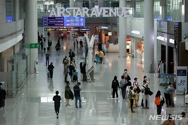 [인천공항=뉴시스] 백동현 기자 = 5일 오전 인천국제공항 제1여객터미널에서 이용객들이 면세점을 둘러보고 있다. 전날 한국면세점협회가 공개한 8월 이용객 수는 총 103만5773명(내국인 88만9910명, 외국인 14만5863명)을 기록하며 코로나19 사태 이후 처음으로 100만 명을 돌파했다. 2022.10.05. livertrent@newsis.com