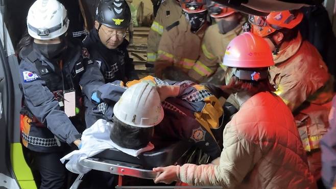 [봉화=뉴시스] 김진호 기자 = 경북 봉화군 아연 광산 매몰사고 현장에서 구조대가 매몰자들을 구조해 병원으로 이송하고 있다. (사진=경북소방본부 제공) 2022.11.04 photo@newsis.com  *재판매 및 DB 금지