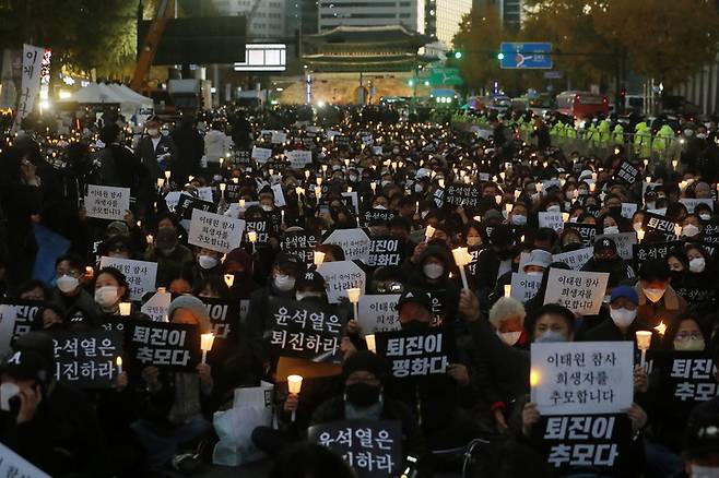 [서울=뉴시스] 최동준 기자 = 5일 서울 중구 시청역 인근 도로에서 촛불행동 주최로 열린 '이태원 참사 희생자 추모 시민 촛불' 집회에서 참가자들이 진상 규명, 책임자 처벌 등을 촉구하고 있다. 2022.11.05. photocdj@newsis.com