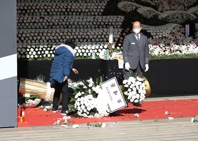 4일 서울 중구 서울광장에 마련된 이태원 참사 희생자 합동분향소에서 아들을 잃었다는 한 유족이 윤석열 대통령 등이 보낸 근조화환을 내동댕이치며 항의하고 있다. 뉴시스