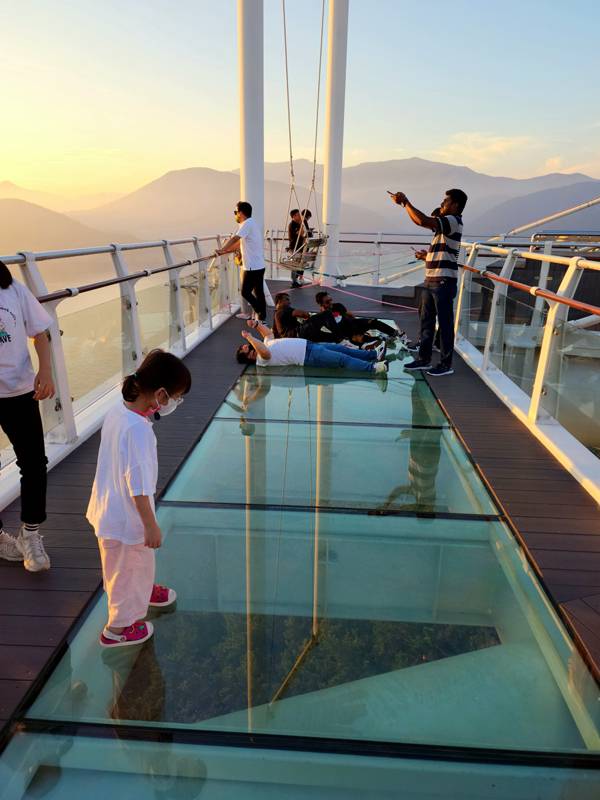 설리스카이워크 강화유리 발판.