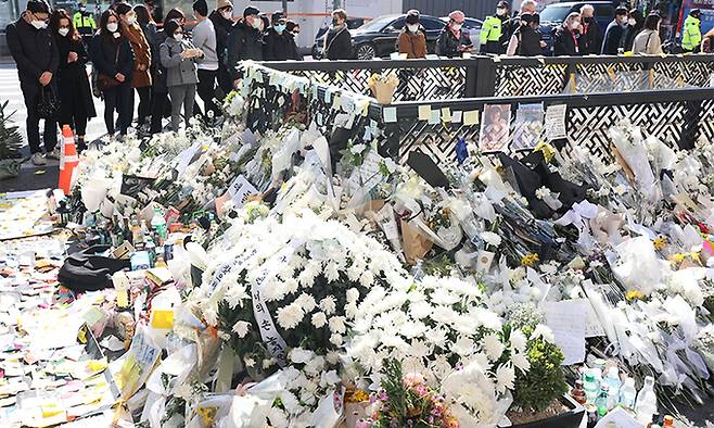 4일 서울 용산구 이태원역 1번 출구 앞 참사 추모 공간을 찾은 시민들이 희생자들을 추모하고 있다. 연합뉴스