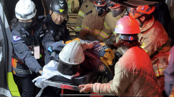 경북 봉화군 아연 채굴광산 매몰사고 열흘째인 4일 오후 11시 3분쯤 고립됐던 작업자 2명이 생환했다고 구조당국이 밝혔다. 사진은 이날 생환한 고립자들이 안동병원으로 이송되는 모습. 2022.11.4 경북소방본부 제공 연합뉴스