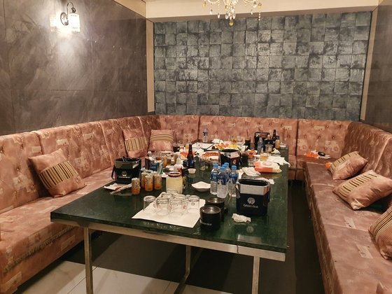 강남구 역삼동에서 무허가 유흥주점을 운영하던 업주 A씨와 종업원·손님 32명을 감염병예방법 위반 등 혐의로 형사입건했다고 밝혔다. 수서경찰서
