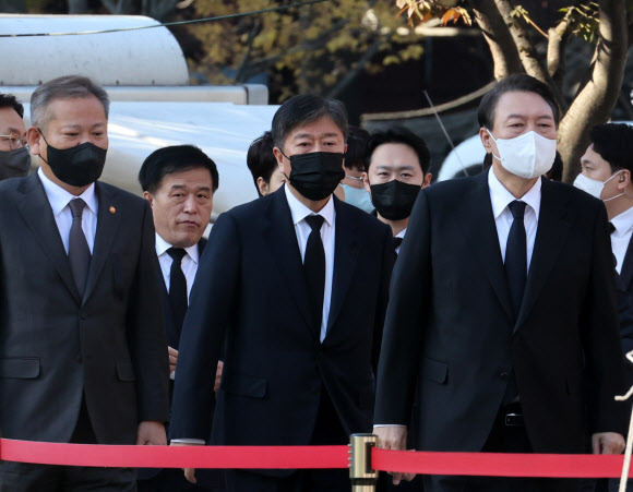 윤석열 대통령이 2일 오전 서울광장에 마련된 이태원 사고 사망자 합동분향소를 방문, 조문하기 위해 이동하고 있다. 왼쪽은 이상민 행정안전부 장관.-연합뉴스