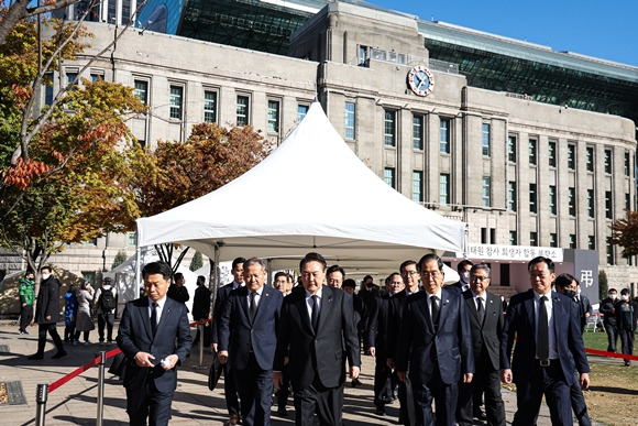 윤석열 대통령이 5일 오전 서울광장에 마련된 이태원 참사 희생자 합동분향소를 방문해 헌화한 뒤 한덕수 국무총리, 이상민 행정안전부 장관 등과 함께 이동하고 있다. 2022.11.5 연합뉴스/대통령실 제공