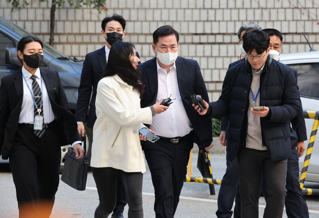 유동규 전 성남도시개발공사 본부장이 4일 서울 서초동 서울중앙지법에서 열리는 대장동 개발 사업 로비·특혜 의혹 관련 속행 공판에 출석하고 있다. 연합뉴스