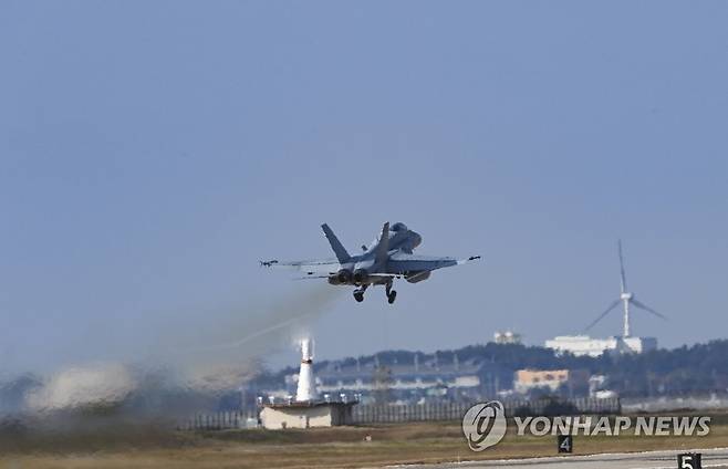 한미 공군, 연합공중훈련 '비질런트 스톰' 실시 (서울=연합뉴스) 한미 공군이 지난달 31일부터 오는 4일까지 대규모 연합공중훈련 '비질런트 스톰(Vigilant Storm)' 훈련을 하고 있다고 1일 밝혔다. 사진은 '비질런트 스톰' 훈련에 참가한 미군 FA-18 전투기가 군산기지에서 이륙하는 모습. 2022.11.1 [공군 제공. 재판매 및 DB 금지] photo@yna.co.kr