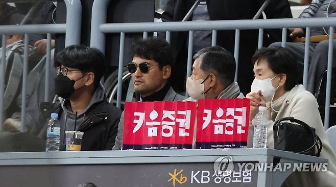 한국 시리즈 4차전 관람 온 박찬호 (서울=연합뉴스) 류영석 기자 = 한국 최초 메이저리거 박찬호가 5일 2022 프로야구 한국시리즈 SSG 랜더스와 키움 히어로즈의 4차전이 열린 서울 고척스카이돔을 찾아 경기를 관람하고 있다. 2022.11.5 ondol@yna.co.kr