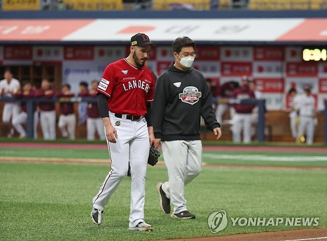 마운드 내려오는 모리만도 (서울=연합뉴스) 류영석 기자 = 5일 서울 고척스카이돔에서 열린 2022 프로야구 포스트시즌 한국시리즈 4차전 SSG 랜더스와 키움 히어로즈의 경기.
    3회말 SSG 선발투수 모리만도가 마운드를 내려오고 있다. 2022.11.5 ondol@yna.co.kr