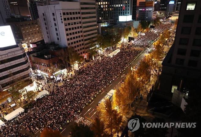 다시 거리로 나온 촛불 (서울=연합뉴스) 신준희 기자 = 5일 시청역 인근에서 핼러윈데이 이태원 참사 희생자 추모 및 정부 규탄 촛불집회가 열리고 있다. 2022.11.5 hama@yna.co.kr