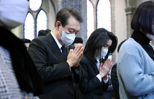 윤석열 대통령과 부인 김건희 여사가 6일 서울 중구 명동성당에서 열린 이태원 참사 희생자 추모 미사에 참석해 기도하고 있다. 사진=뉴시스