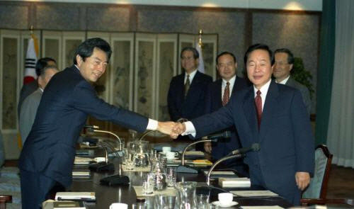 1993년 11월6일 한일 정상 확대회담 당시 김영삼(오른쪽) 대통령과 호소카와 모리히로 총리가 악수하고 있다.(사진=e영상역사관)