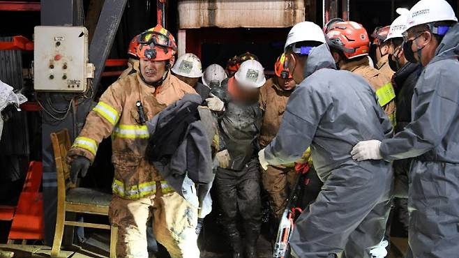 경북 봉화군 아연 채굴 광산 매몰사고 열흘째인 4일 오후 11시께 구조 당국은 고립됐던 작업자 2명이 생환했다고 밝혔다. 사진은 이날 생환한 고립자들이 밖으로 나오는 모습.(사진=소방청 제공, 연합뉴스)