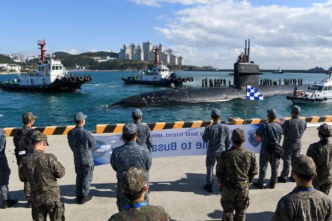 지난 달 31일 미 원자력 추진 잠수함인 키웨스트함이 부산작전기지로 입항하고 있다. (사진=연합뉴스)