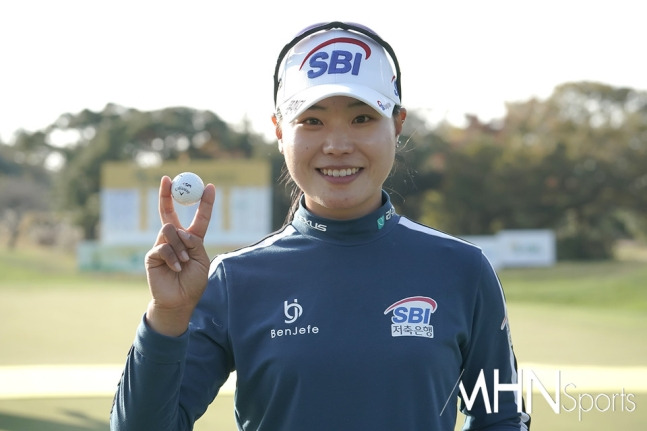 이소미가 6일 열린 KLPGA 투어 에쓰오일 챔피언십 최종라운드를 우승으로 마친 후 포즈를 취하고 있다.(사진=제주, 박태성 기자)