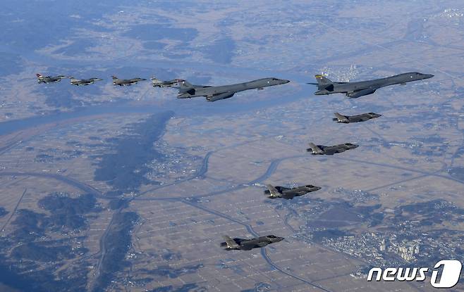 미국 공군 전략폭격기 B-1B '랜서' 2대가 5일 한반도 상공에 전개돼 미측 F-16 전투기 4대, 우리 공군 F-35A 스텔스 전투기 4대와 함께 훈련하고 있다. (합참 제공) 2022.11.5/뉴스1