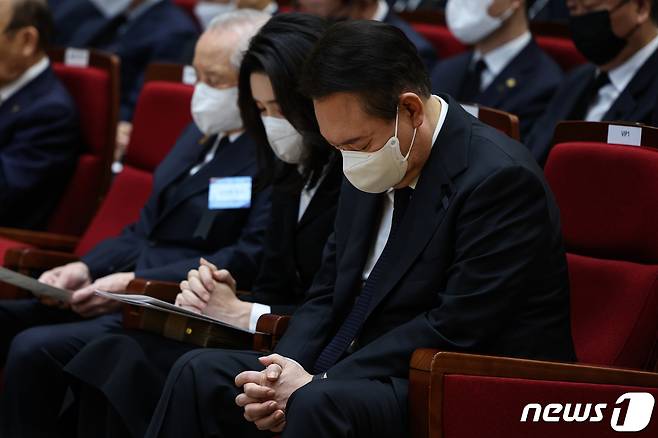 윤석열 대통령과 김건희 여사가 5일 서울 서초구 백석대학교 서울캠퍼스에서 열린 ‘한국교회 이태원 참사 위로예배’에서 기도하고 있다. (대통령실 제공) 2022.11.5/뉴스1 ⓒ News1 오대일 기자