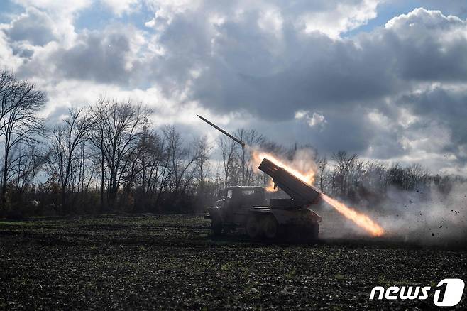 3일(현지시간) 우크라이나 하르키우 전선에서 러시아 군을 향해 BM-21 그래드 다연장 로켓을 발사되고 있다. ⓒ AFP=뉴스1 ⓒ News1 우동명 기자
