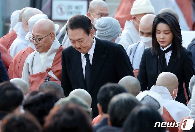 윤석열 대통령 부인 김건희 여사가 4일 오후 서울 종로구 조계사에서 열린 이태원 참사로 희생된 156명의 영가를 추모하는 위령법회에 참석하고 있다. 2022.11.4/뉴스1 ⓒ News1 이동해 기자