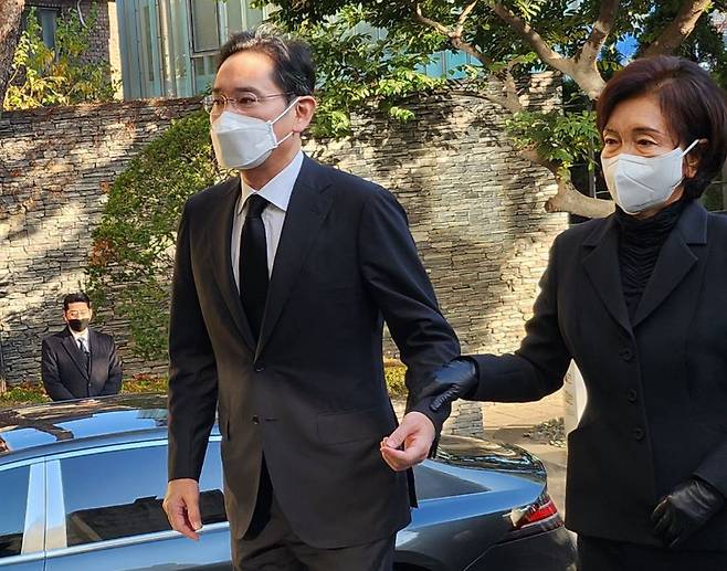 이재용 삼성전자 회장과 홍라희 여사가 6일 오전서울 중구 CJ인재원에 마련된 고 손복남 CJ 고문의 빈소에 들어서고 있다. 뉴스1
