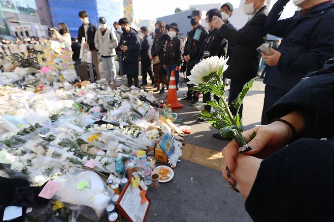 6일 오후 서울 용산구 이태원역 1번 출구에 마련된 이태원 참사 추모공간에 추모객들의 발길이 이어지고 있다./뉴스1