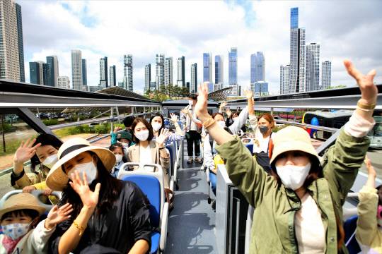 세종시는 7-18일 금강보행교 등지에서 블로그 기자단 사진전을 개최한다. 블로그 기자단이 촬영한 시티투어버스 속 시민들.사진=세종시 제공