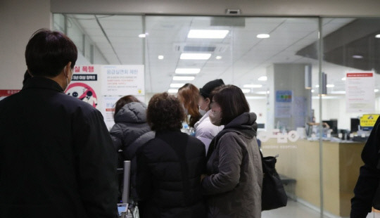 5일 경북 봉화군 아연광산 매몰사고로 고립됐던 작업자 2명이 구조돼 안동병원으로 옮겨진 가운데 뒤따라온 가족들이 병원으로 들어가고 있다. 사진=연합뉴스