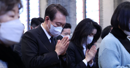 윤석열 대통령과 김건희 여사가 6일 서울 중구 명동성당에서 열린 이태원 참사 희생자 추모 미사에 참석, 기도하고 있다. 사진=연합뉴스