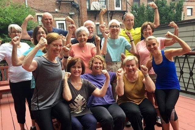 보스턴의 인구 1만 규모 마을 비컨힐의 은퇴자들은 이웃끼리 서로 돕는 회원제 비영리조직을 운영하며 ‘내집에서 늙어가기’를 실천한다. 비컨힐 마을 홈페이지