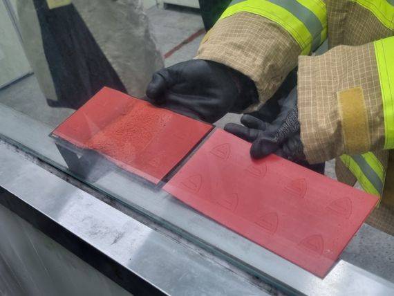 지에프아이 자동소화 패드 안에 들어있는 마이크로 캡슐의 소화약제가 분출된 뒤의 모습(왼쪽)과 분출되기 전의 모습. 사진=장유하 기자