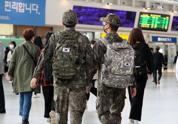 서울역에서 군인 장병들이 이동하고 있다ⓒ News1 박세연 기자 /사진=뉴스1