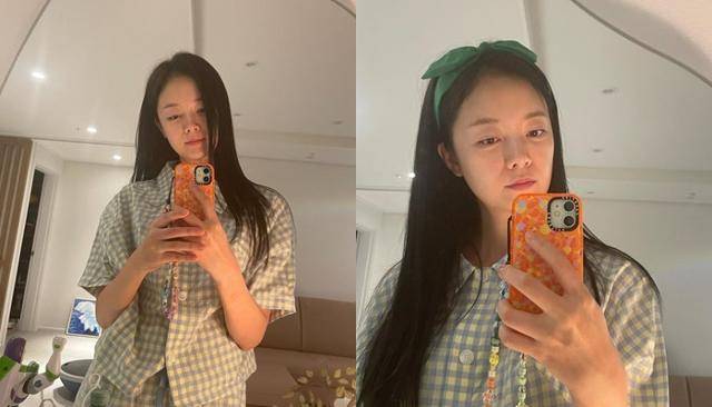 전소민은 편안한 체크무늬 잠옷과 화장기 없는 얼굴로 수수한 매력을 뽐냈다. 전소민 SNS