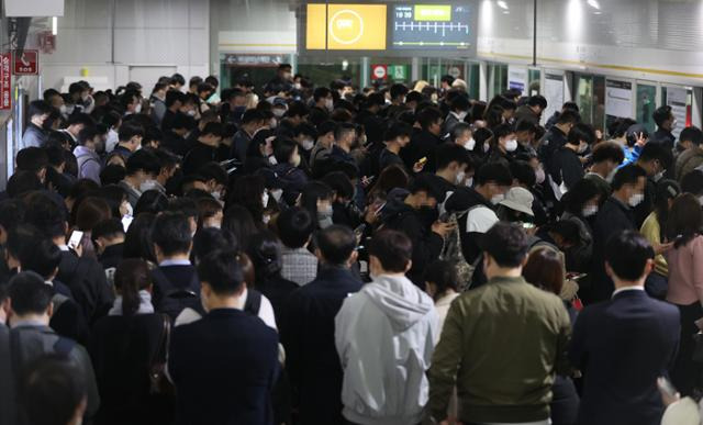 3일 오후 김포도시철도(김포골드라인) 김포공항역이 환승 시민들로 붐비고 있다. 연합뉴스