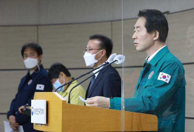 김성호(오른쪽) 행정안전부 재난안전관리본부장이 6일 세종시 정부세종청사 합동브리핑룸에서 이태원 참사 관련 브리핑을 하고 있다. 행정안전부 제공