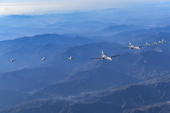 미국 공군 B-1B '랜서' 초음속 폭격기 2대가 5일 한반도 상공에 전개돼 미 공군 F-16 전투기 4대, 공군 F-35A 스텔스 전투기 4대와 함께 훈련하고 있다. 사진 합동참모본부