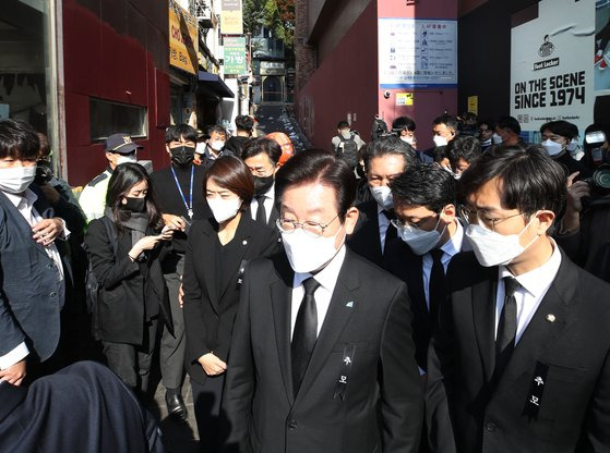 이재명 더불어민주당 대표가 지난달 31일 오전 서울 용산구 이태원 압사 참사 현장을 찾아 최성범 용산소방서장의 브리핑을 받은 뒤 현장을 떠나고 있다. 우상조 기자