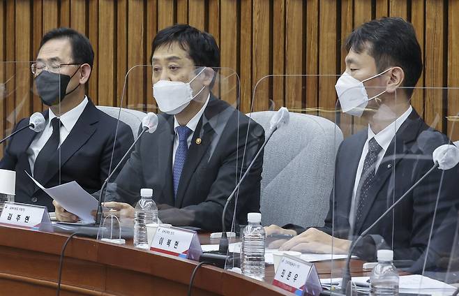 김주현 금융위원장과 이복현 금융감독원장의 가슴에서 추모 리본이 사라졌다. 김성룡 기자