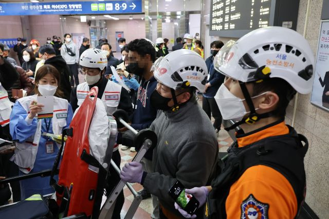 서울 영등포역 부근에서 무궁화호 열차 탈선 사고가 발생한 6일 밤 서울 영등포역 대합실에서 119 구급대원들이 부상자를 파악하고 있다. 연합뉴스