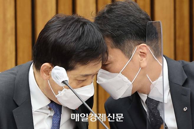 김주현 금융위원장과 이복현 금융감독원장이 6일 서울 여의도 국회에서 열린 ‘민생금융점검 당정협의회’에서 대화를 나누고 있다. 2022.11.6 [한주형기자]